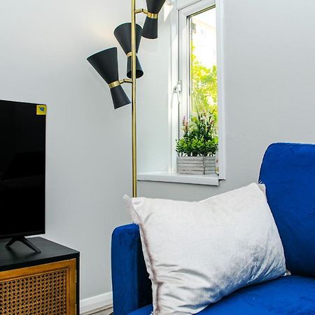 Greater London, 1 Bed London Flat, Parking, Nr Metro Stations, 15Mins To London Apartment ภายนอก รูปภาพ