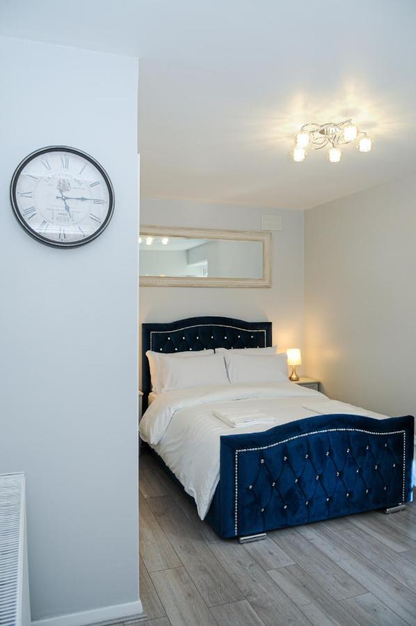 Greater London, 1 Bed London Flat, Parking, Nr Metro Stations, 15Mins To London Apartment ภายนอก รูปภาพ