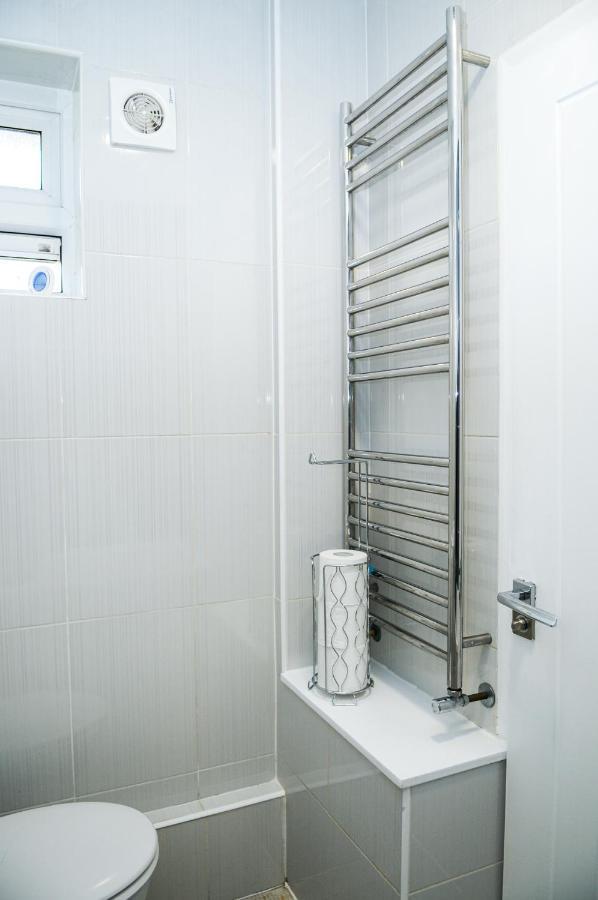 Greater London, 1 Bed London Flat, Parking, Nr Metro Stations, 15Mins To London Apartment ภายนอก รูปภาพ