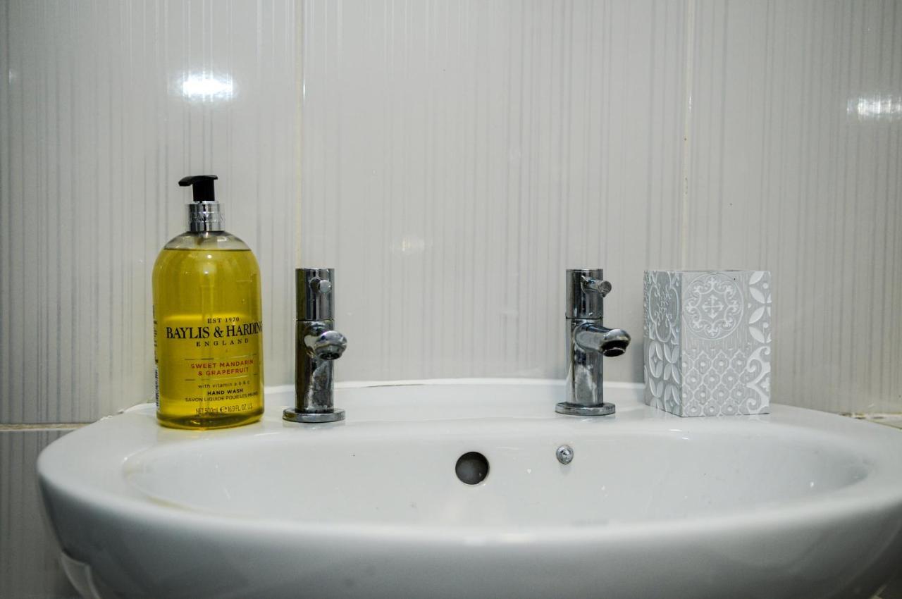 Greater London, 1 Bed London Flat, Parking, Nr Metro Stations, 15Mins To London Apartment ภายนอก รูปภาพ