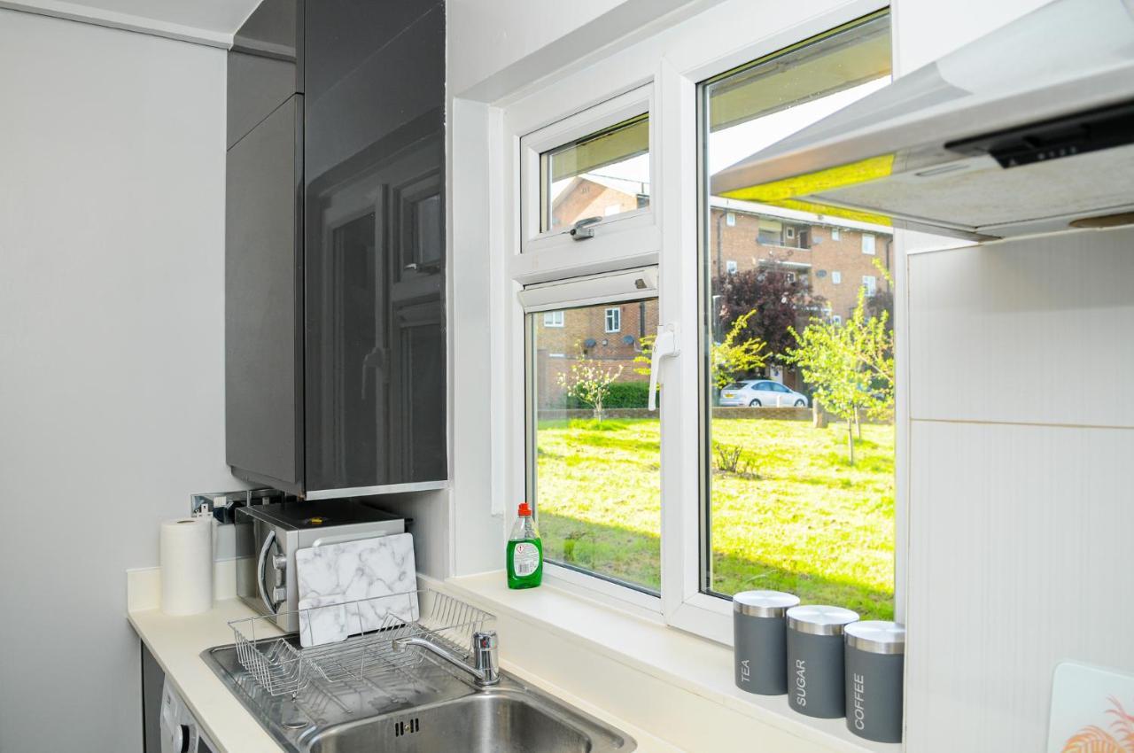 Greater London, 1 Bed London Flat, Parking, Nr Metro Stations, 15Mins To London Apartment ภายนอก รูปภาพ