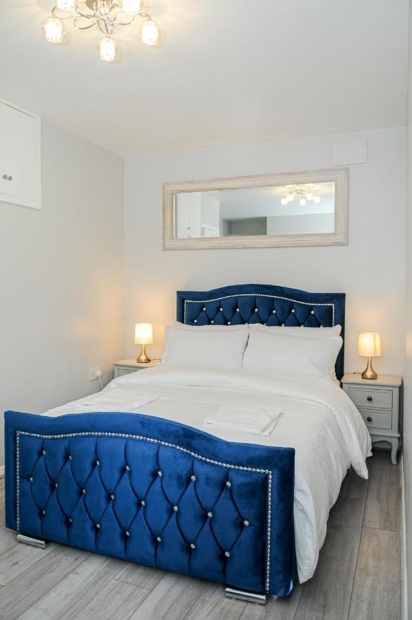 Greater London, 1 Bed London Flat, Parking, Nr Metro Stations, 15Mins To London Apartment ภายนอก รูปภาพ